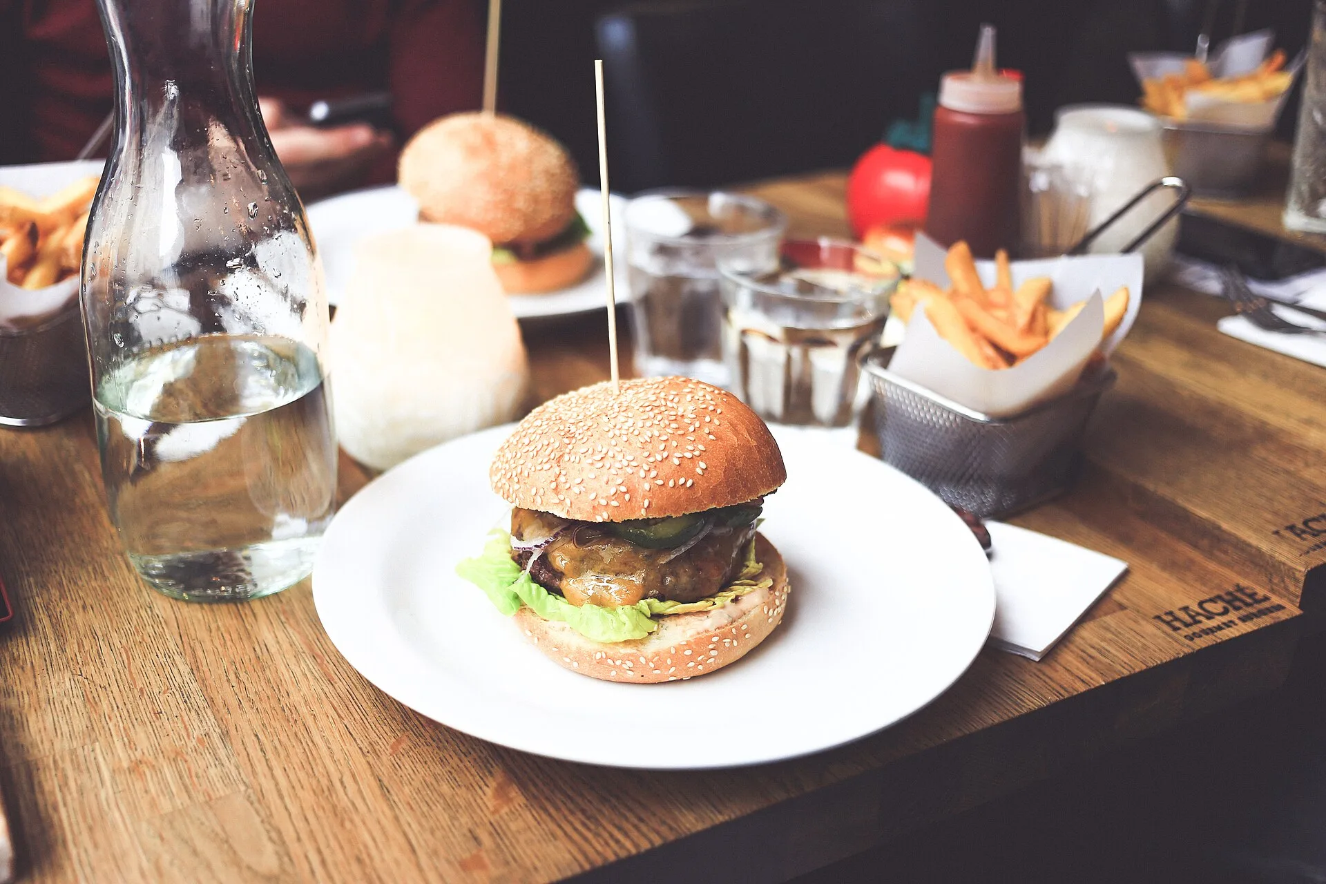 Burger et frites servis sur table (photo d'illustration)