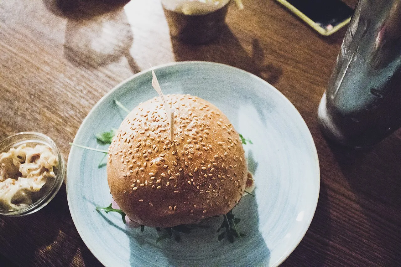 Burger généreux en gros plan (photo d'illustration)