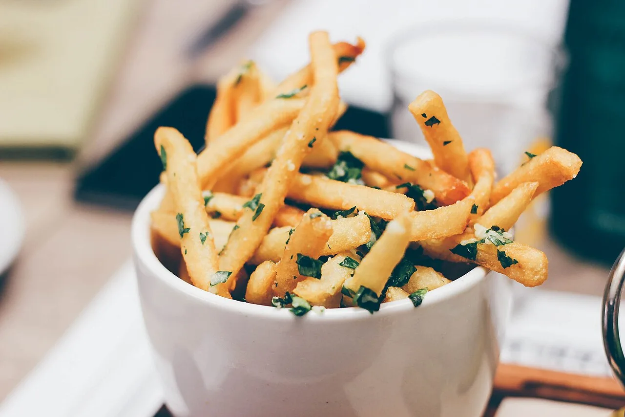 Cornet de frites dorées (photo d'illustration)