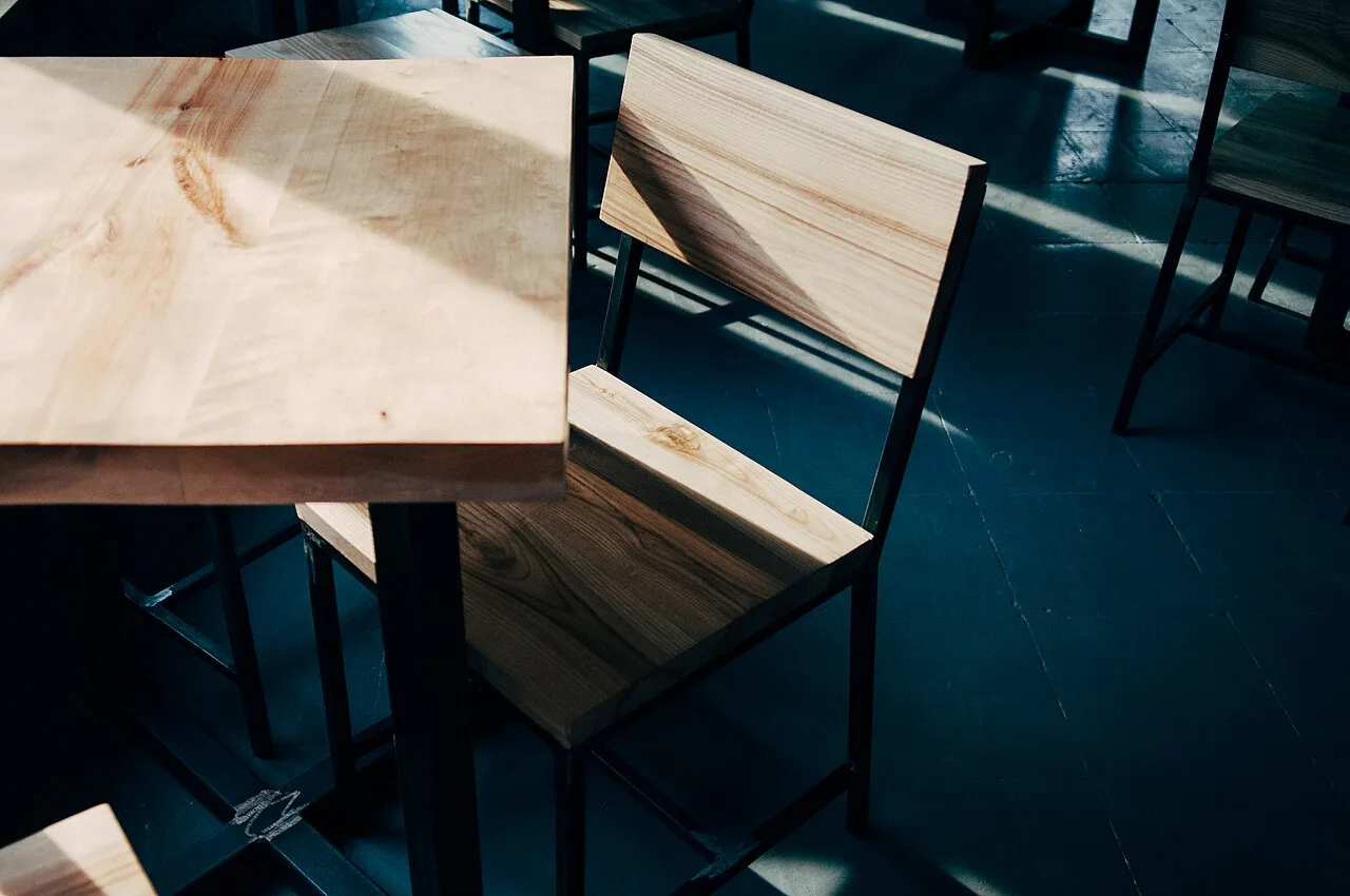 Tables et chaises d'un bistrot (photo d'illustration)
